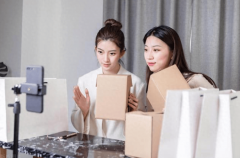 <b>妈妈们选择正在曲播间</b>